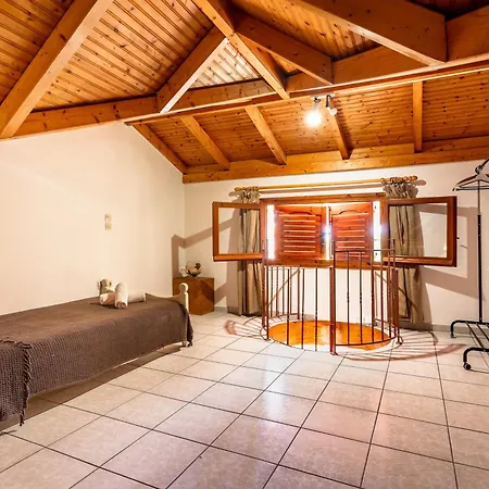 Marketos Maisonette 4pax アパート