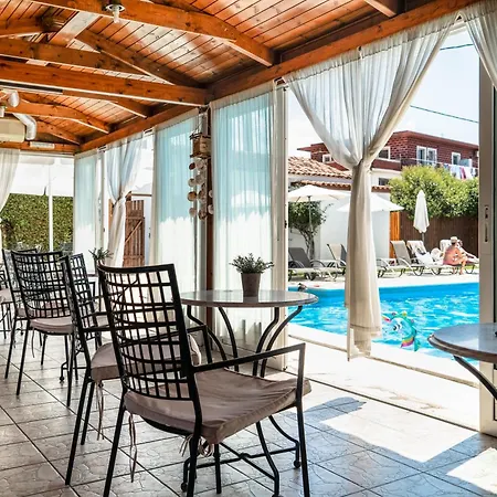 Marketos Maisonette 4pax شقة